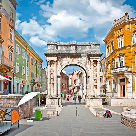 Nata In - Haus Fuer 8 Personen Pula