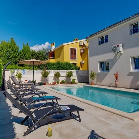 Nata In - Haus Fuer 8 Personen * 풀라