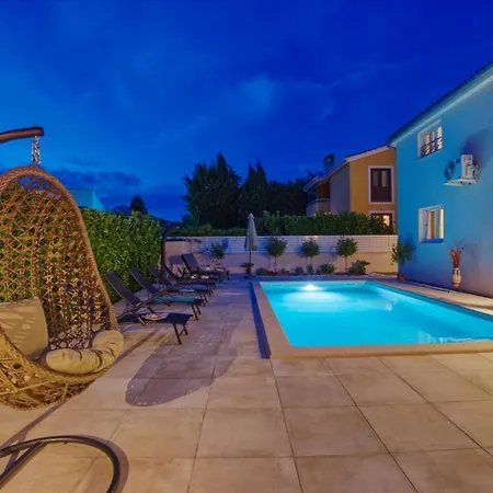 Nata In - Haus Fuer 8 Personen * 풀라