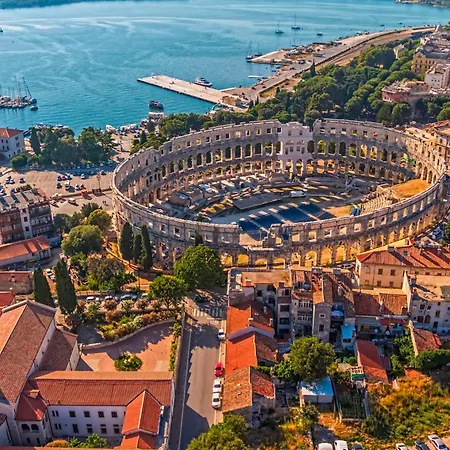 Nata In - Haus Fuer 8 Personen Pula