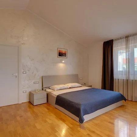 Villa Nata In - Haus Fuer 8-10 Personen Pula