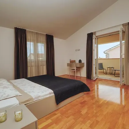 Nata In - Haus Fuer 8-10 Personen Pula