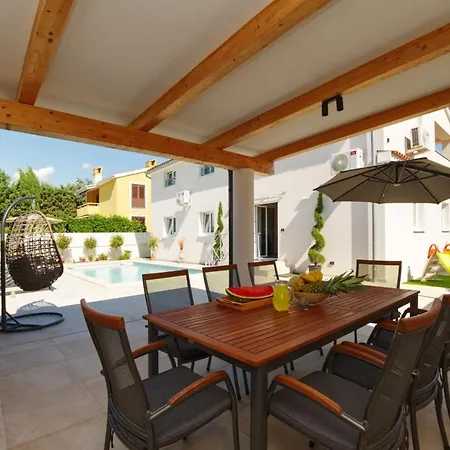 Nata In - Haus Fuer 8 Personen * Pula