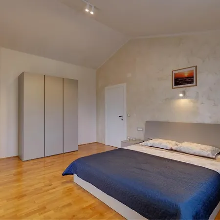 Nata In - Haus Fuer 8 Personen Pula