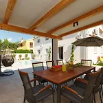 Nata In - Haus Fuer 8 Personen * Pula